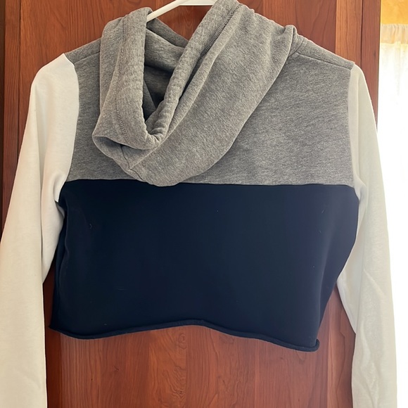 Hollister Cropped Color-block Hoodie - Picture 2 of 4